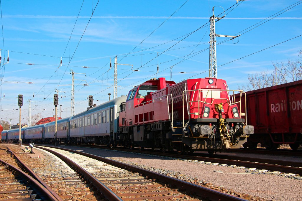 261 025-1 wartet am Morgen des 06.03.13 mit einem langen Militrzug bestehend aus 9 Begleitwagen und diversen Flachwagen von Transwagon im Bahnhof Rderau auf die Abfahrt nach Riesa. An diesem Tag fand ein Pendelverkehr fr eine Grobung der Bundeswehr zwischen Riesa und Rderau statt.