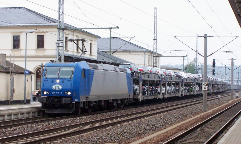 26.10.2011- Bf. Pirna/ Schsische Schweiz. ITL 185 519 hat Ausfahrt mit einem Ganzzug voll neuer Pkws Richtung Bad Schandau.