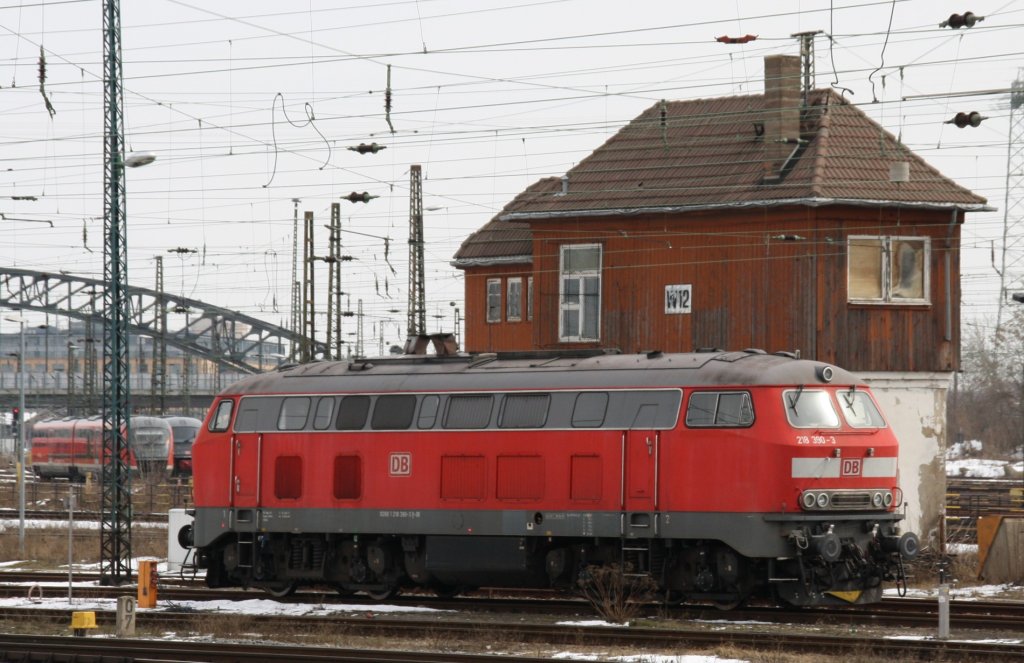 27.3.2013 Leipzig Hbf. 218 230 steht vor stillgelegtem Wrterstellwerk W 12. Links unten noch ein Kilometerstein: 700m bis zum Hbf