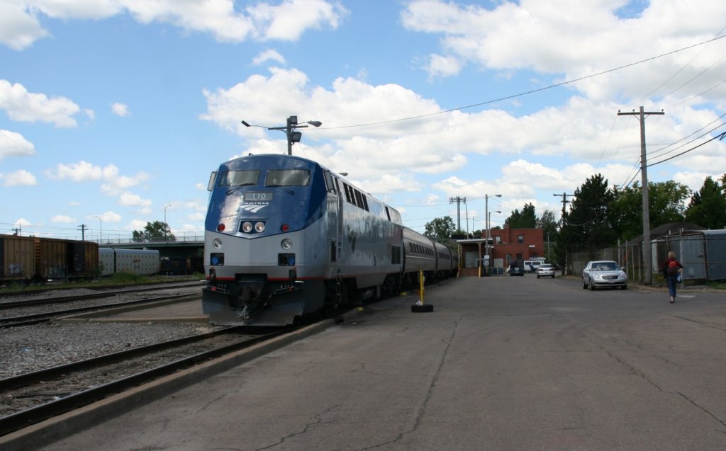 28.6.2010 Niagara Falls, NY. Big Sky - Small Yard. Schwere Genesis Lok fr 3 Wagen Nachmittags-Zug nach New York City.