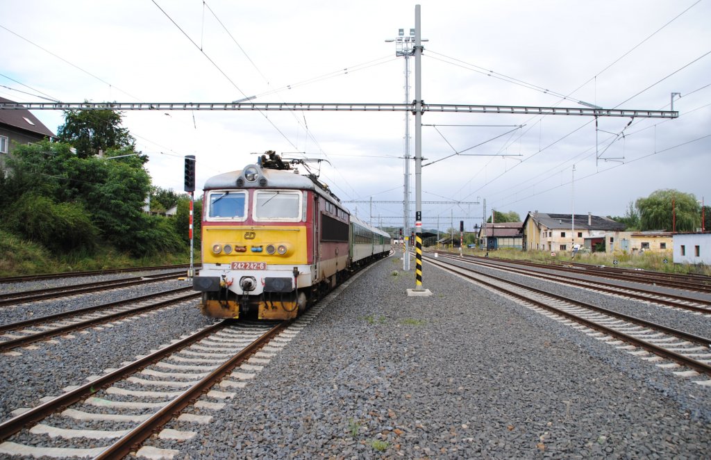 28.8.2010 15:41 ČD Baureihe 242 242-6 mit einem Personenzug (Os) aus Klterec nad Ohř nach Cheb bei der Einfahrt in den Bahnhof Sokolov.