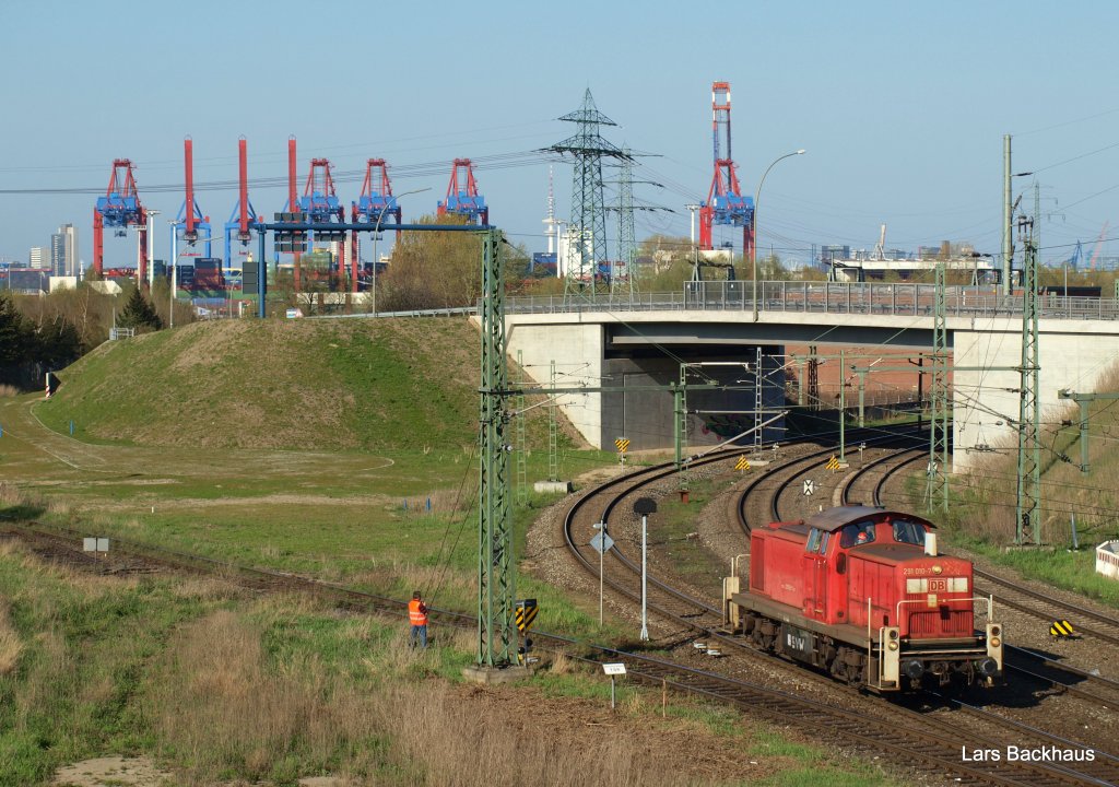 291 010-7 rollt als Lz in den Rbf Alte-Sderelbe vor der Kulisse des Eurogate's und des Burchardkai's. Aufgenommen am 17.04.10.