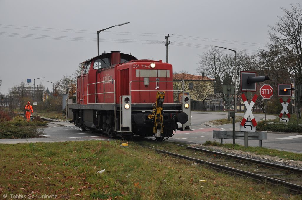 294 717 am 12.11.2011 auf einem Bahnbergang in Neumarkt