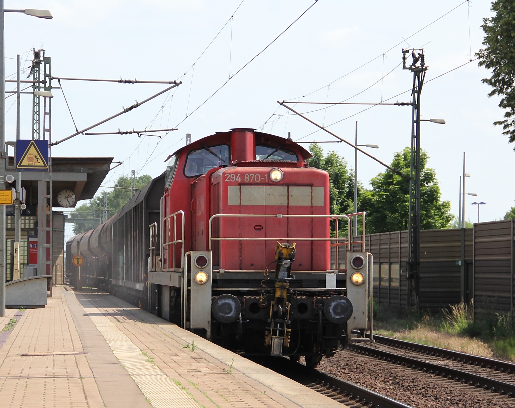 294 870-1 mit einer kleinen bergabe aus Seelze kommend. Aufgenommen am 29.06.2012 in Dedensen-Gmmer.