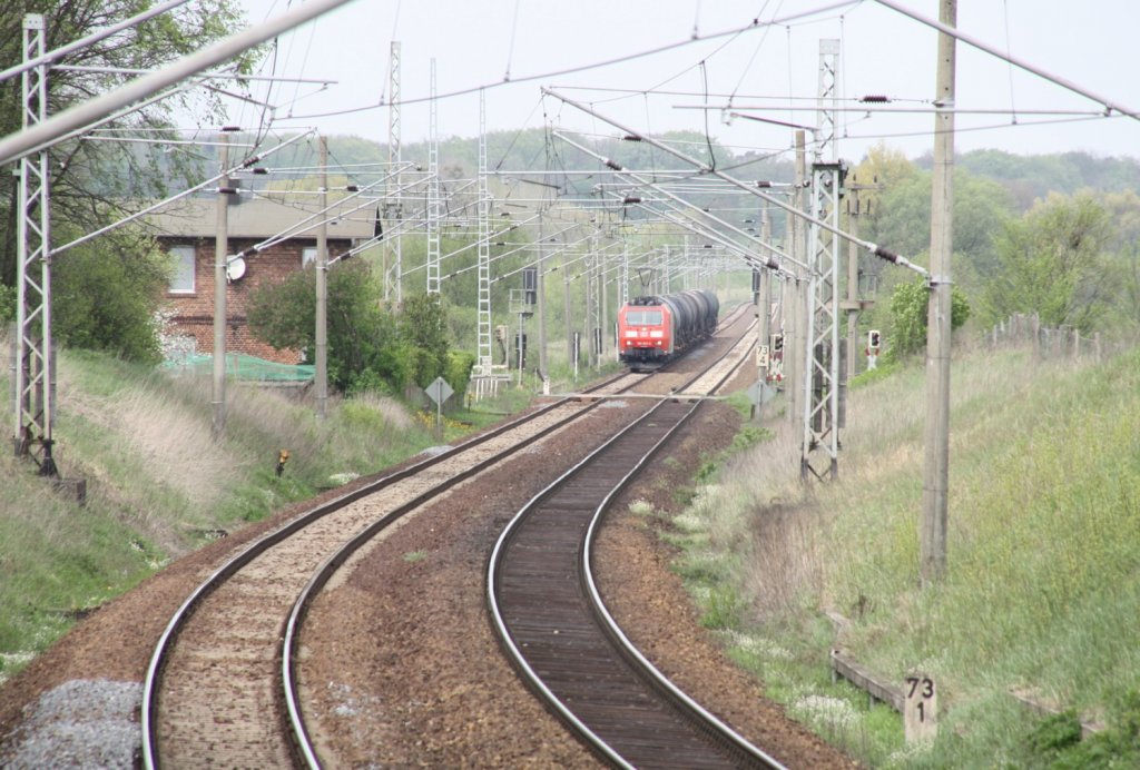 29.4.12 Berlin - Stettiner Bahn bei Angermnde. Ein Kesselzug von Stendell kommend passiert den B bei Kerkow. Hinter dem bewohnten ehem. Beamtenwohnhaus stand das abgerissene Stw  Abzweig Kerkow .