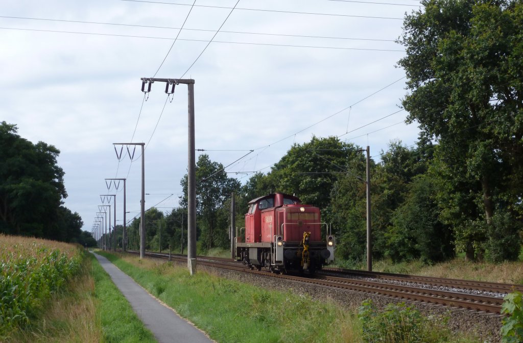 295 093-9 fuhr am 11.08.2012 Solo nach Emden durch Eisinghausen.