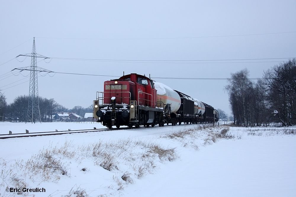 296 030 mit der bergabe von Walsrode nach Seelze kurz vor Bennemhlen am 6.1.10.