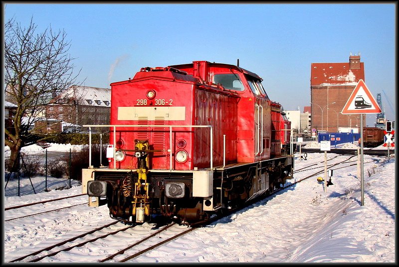 298 306-6 kurzer Stop aber es geht gleich weiter.  Nordhafen Stralsund am 26.01.10