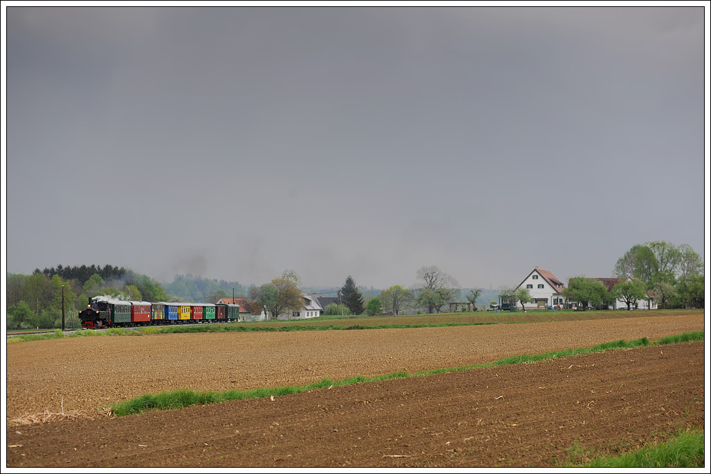 298.56 mit dem Stainzer Flascherlzug von Preding nach Stainz am 29.4.2011  bei der hlmhle Herbersdorf (links im Bild) aufgenommen.