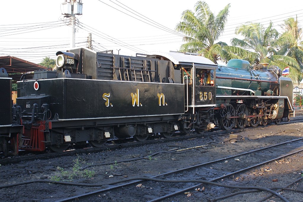 2'C1' h2 850 wird am 25.März 2010 in Thon Buri für den nächstägigen Sonderzug vorbereitet.