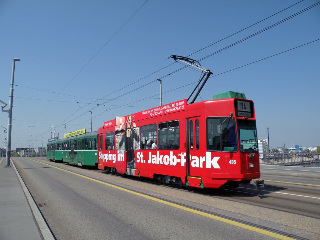 3 Wagenzug mit dem Be 4/4 495 mit Vollwerbung fr den Einkaufstempel St.Jakob-Park an der Spitze auf der Dreirosenbrcke in Basel. Die Aufnahme stammt vom 22.04.2011.