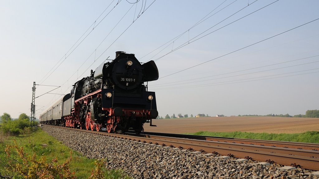 30.04.2011 Sonderzug mit 351097 und 118770 in der Nhe von Werdau.