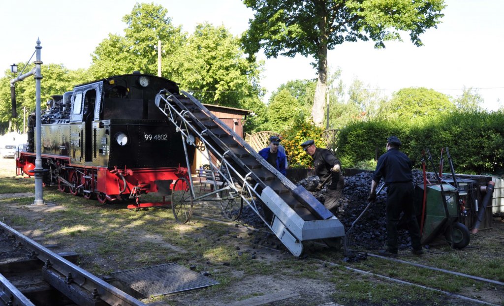 31.05.11 , Mesendorf ; wer dampfen soll, der braucht auch Kohle, auch die 99 4802.