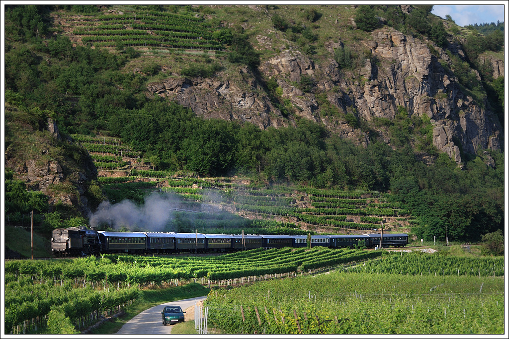 33.132 auf dem Weg zur Sonnwendfeier in der Wachau mit ihrem Sonderzug SR 17164 (ab Krems als R 17144) von Wien Heiligenstadt nach Spitz an der Donau, aufgenommen zwischen Drnstein und Weienkirchen. Im Gegensatz zu den vorangegangenen Jahren wurde die Lok diesmal bereits vor der Weiterfahrt von Krems nach Spitz in Krems gedreht, damit sie fr die Rckfahrt wieder „richtig“ steht. Da das grne Auto vom Kollegen Stephan Kainberger eigentlich nicht wirklich strt, habe ich es nicht weg gestempelt ;-)