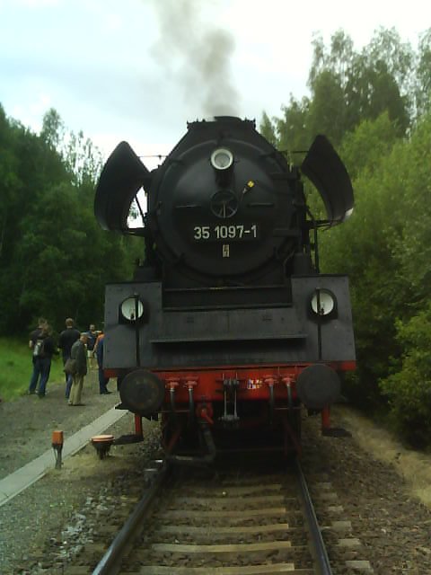 35 1097-1 wurde am 28.6.2008 zu Sonderfahrten auf der Wismutanschlussbahn eingesetzt. Am Zugende befand sich eine V300 der Wismut GmbH. Die Einstigsstelle befand sich am Bahnbergang der Zufahtsstrae zum Betriebsteil Lichtenberg der Wismut