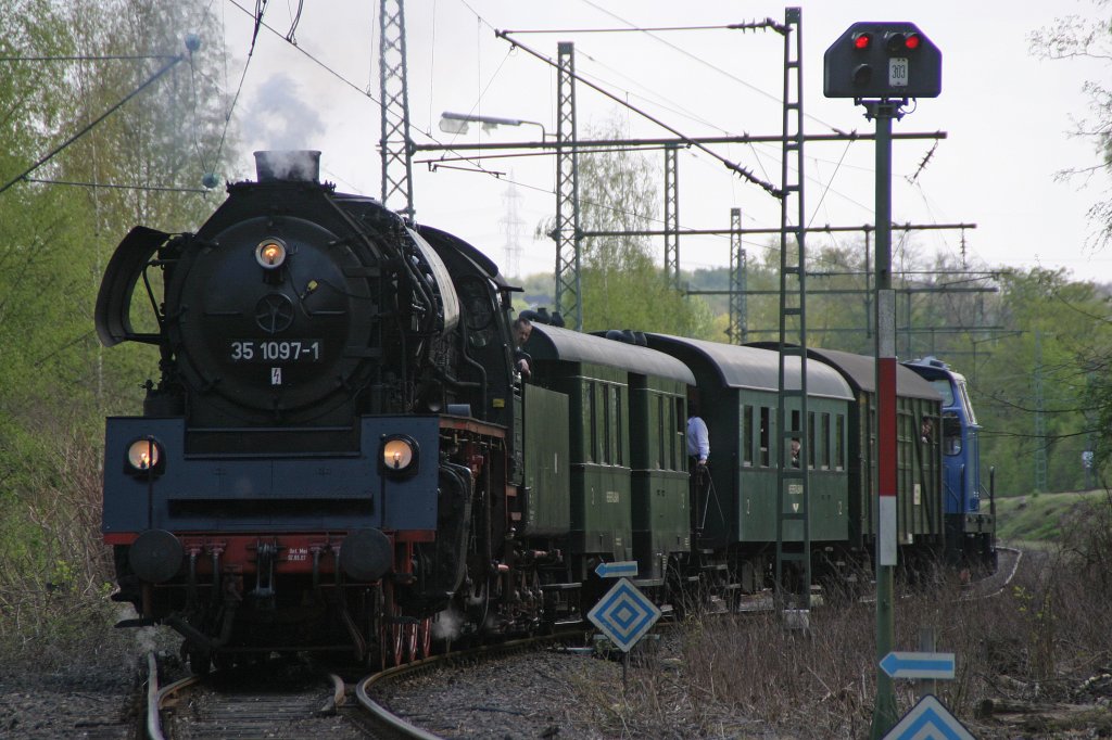 35 1097 mit dem Sonderzug ins Museum am 16.4.11 in Bochum-Dahlhausen