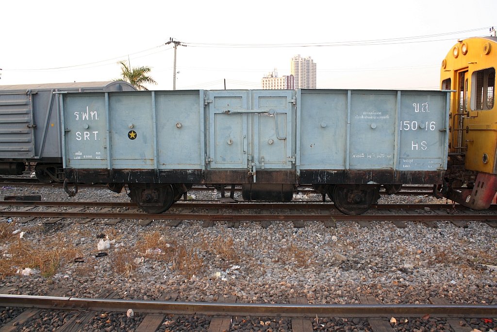 ข.ส.15016 (ข.ส. =H.S./High Sided Wagon) am 25.März 2010 im Bf. Thon Buri.