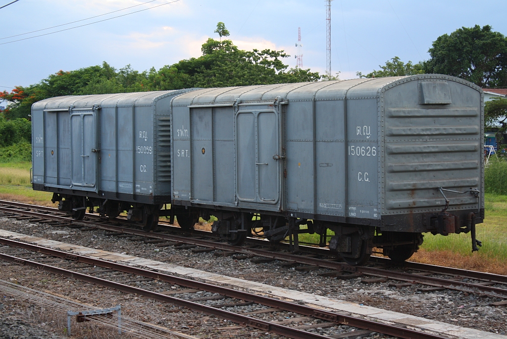 ต.ญ.150626 (ต.ญ.=C.G./Covered Goods Wagon, Bauj. 1965, Hitachi - Japan) und ตญ.150059 (Bauj. 1964, La Brugeoise et Nivelles - Belgien) am 15.Juni 2011 im Bf. Surin.