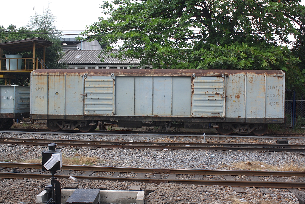 บ.ต.ญ.30373 (บ.ต.ญ.=B.C.G./Bogie Covered Goods Wagon, Makassan Workshop, Bauj. 1978) am 15.November 2012 im Bf. Thon Buri.

