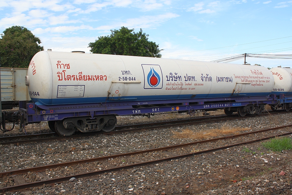 บทก. 2-50-011  (บทก.= BGT./Bogie Gas Tank Wagon, Hyundai - Korea, Bauj. 1996) am 16.Juni 2011 in der Nakhon Ratchasima Station.