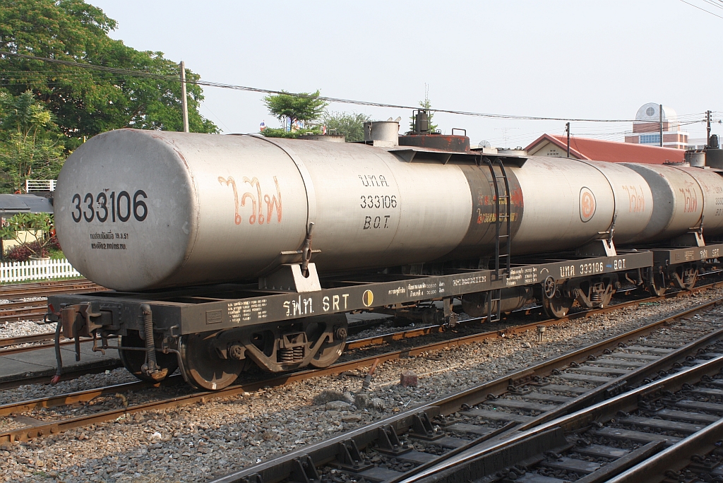 บ.ท.ค.333018 (บ.ท.ค. =B.O.T./Bogie Oil Tank Wagon) am 14.März 2012 im Bf. Phitsanulok.