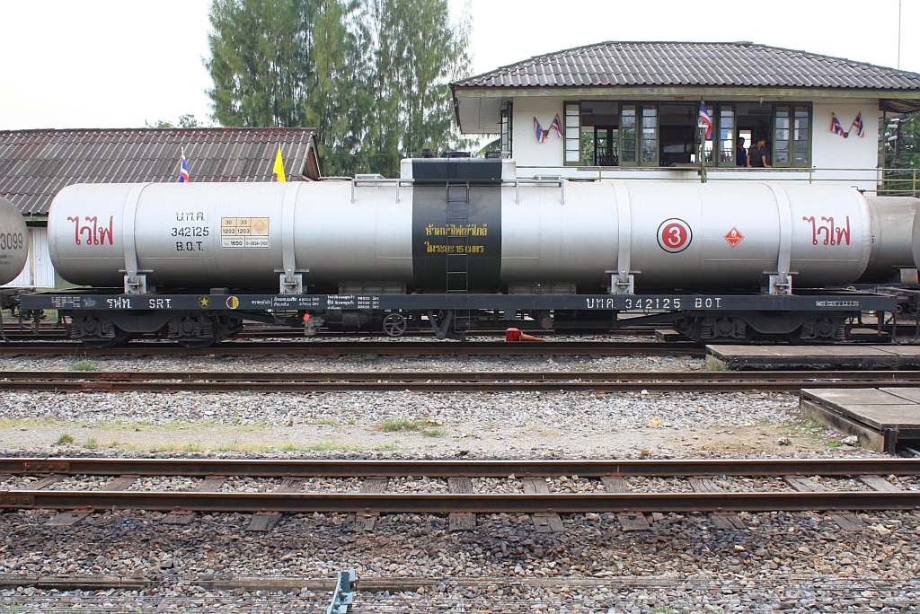 บ.ท.ค.342125 (บ.ท.ค. =B.O.T./Bogie Oil Tank Wagon) am 08.Jänner 2011 im Bf. Nakhon Lampang.