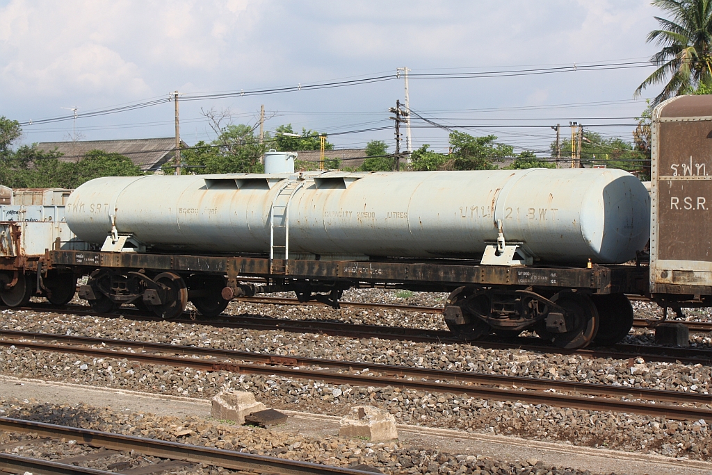 บ.ท.น.21 (บ.ท.น. =B.W.T./Bogie Water Tank Wagon) am 17.Mai 2012 in der Nakhon Ratchasima Station. Der Wagen wurde 1965 in den USA gebaut. 

