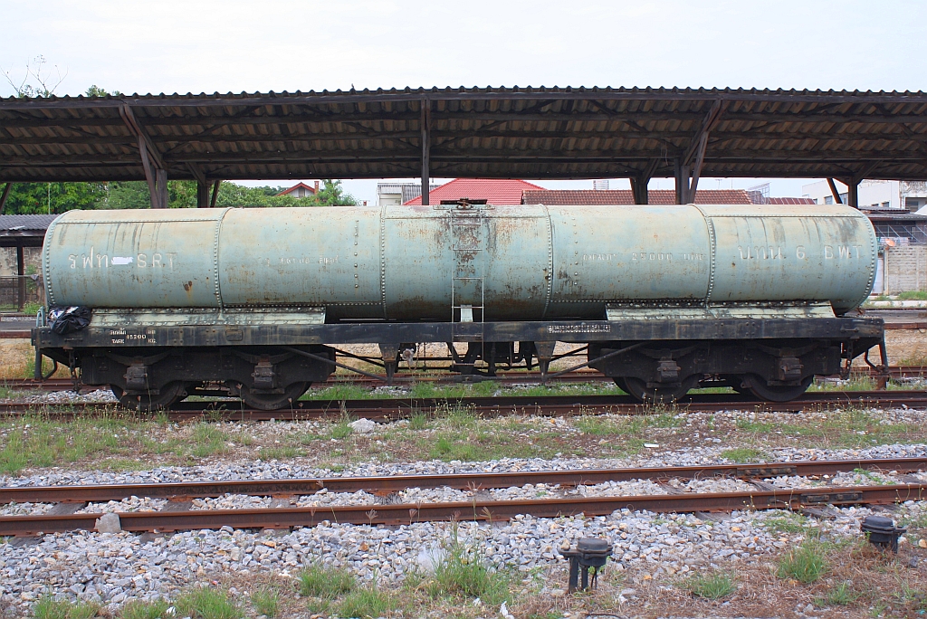 บ.ท.น.6 (บ.ท.น. =B.W.T./Bogie Water Tank Wagon) am 08.Jänner 2011 in der Nakhon Lampang Station.