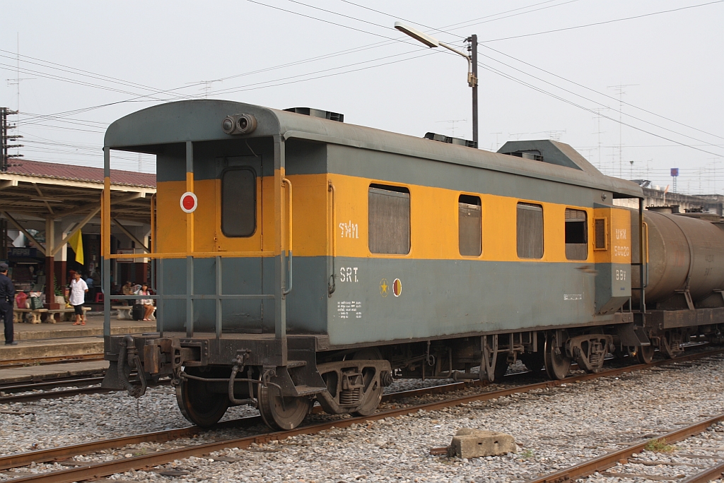 บ.พ.ห.50020 (บ.พ.ห.= B.B.V./Bogie Brake Van) am Schlu des Zug 645 am 15.Mrz 2012 im Bf. Phitsanulok.