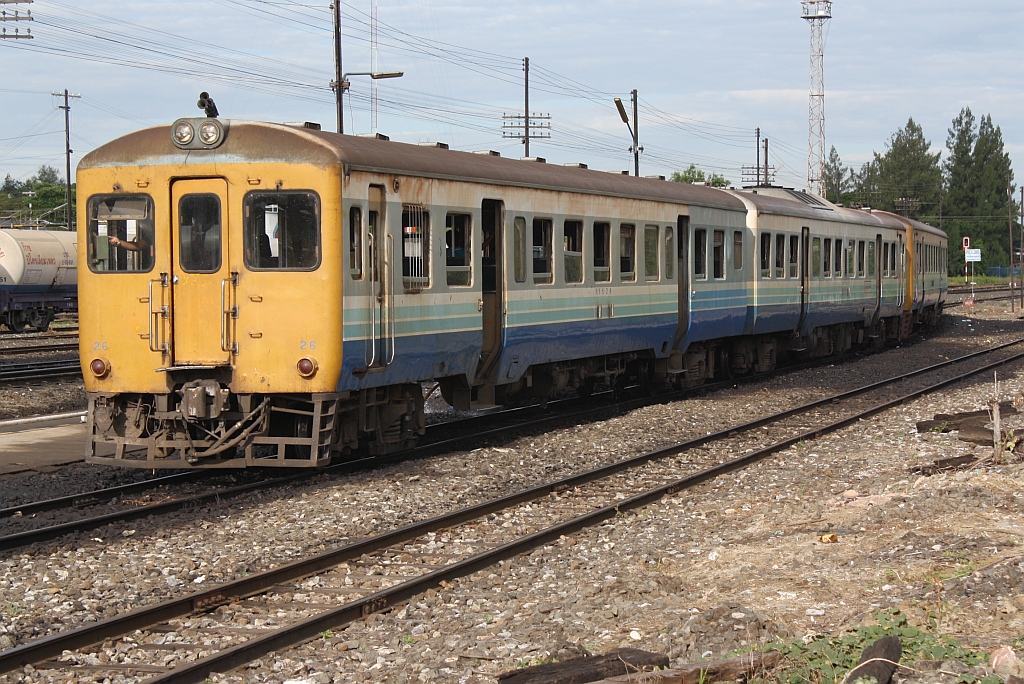 พซข.26 (พซข. = BTD/Bogie Trailer Diesel Railcar With Driving Cab, Hitachi/Nippon Sharyo, Bauj. 1971) als erstes Fahrzeug des ORD 431 am 16.Juni 2011 an der westlichen Tankstelle des Bf. Nakhon Ratchasima.