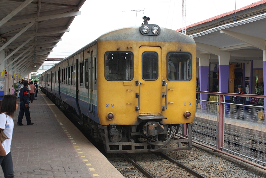 พซข.29 (พซข. = BTD/Bogie Trailer Diesel Railcar With Driving Cab, Hitachi/Nippon Sharyo, Bauj. 1971) als letztes Fahrzeug des ORD 424 von Samrong Thap am 15.Juni 2011 auf Gleis 2 im Bf. Nakhon Ratchasima.