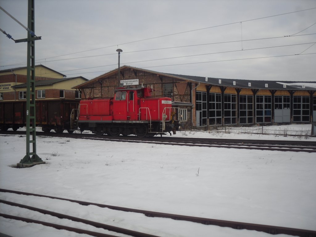 362 900 in Wismar in Hintergrung ist das Bw Wismar zusehen am 26.2.10