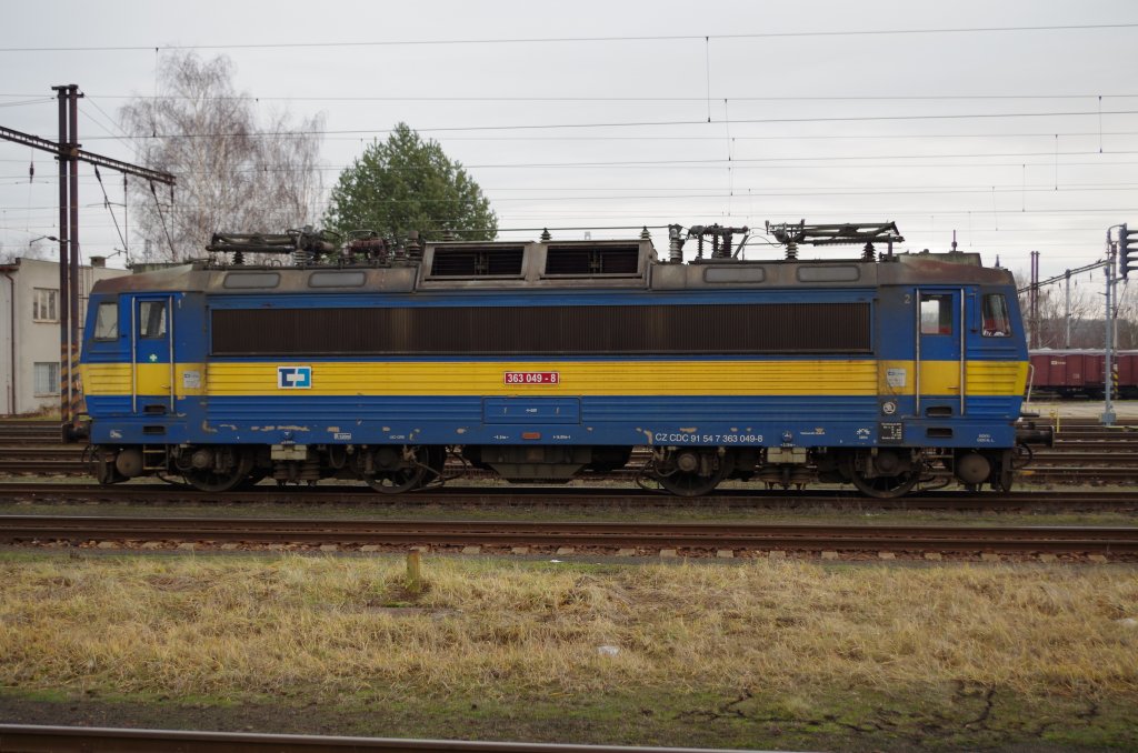 363 049 steht am 29.12.2012 im Bahnhof Cheb abgestellt. 