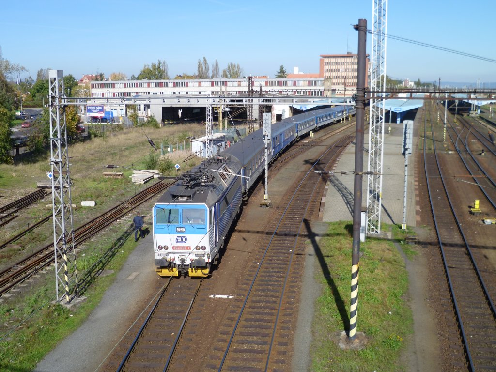 363 083-7 bei der Ausfahrt im Banhof Cheb am 16.10.11.Die Fahrt ging nach Prag.Foto machte ich von der Fugngerbrcke!!

