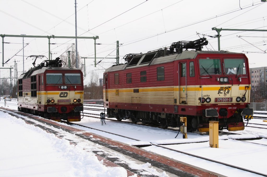 371 001 und 371 015 begegnen sich am 06.03.10 in Dresden.