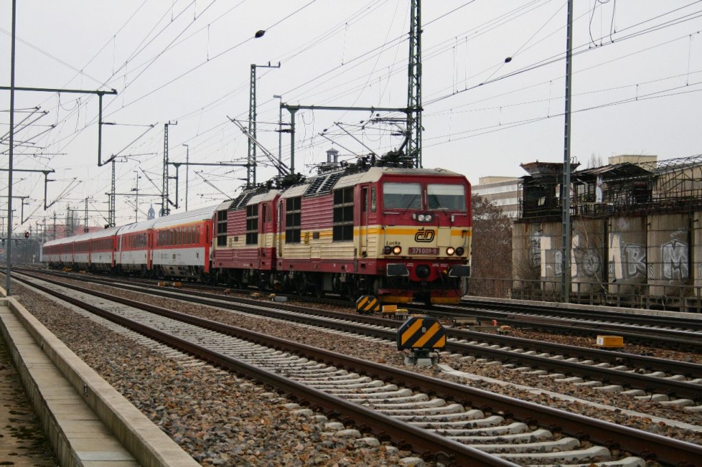 371 001 u.004 fahren in den Dresdner Hbf ein.20.03.2010