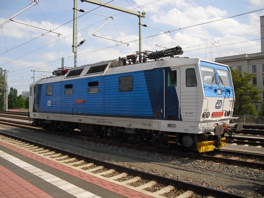 371 002-7 steht am 06.06.10 im Hbf Dresden und wartet auf neue Aufgaben.