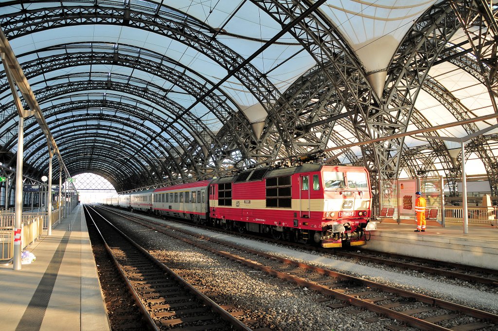 371 003 `Kuca´ am 04.03.10 mit EC 172 Villach-Hamburg in Dresden Hbf. Diesen Zug wird gleich 101 034 bernehmen