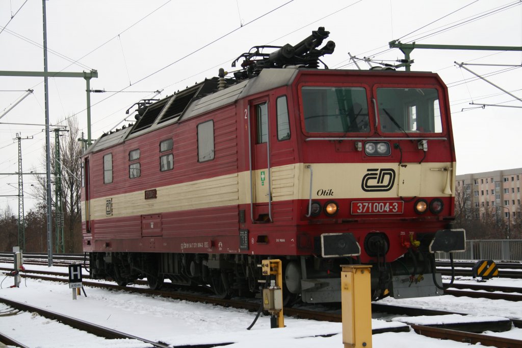 371 004 wartet am 14.02.2010 in Dresden auf die bernahmen des EC nach Tschechien.