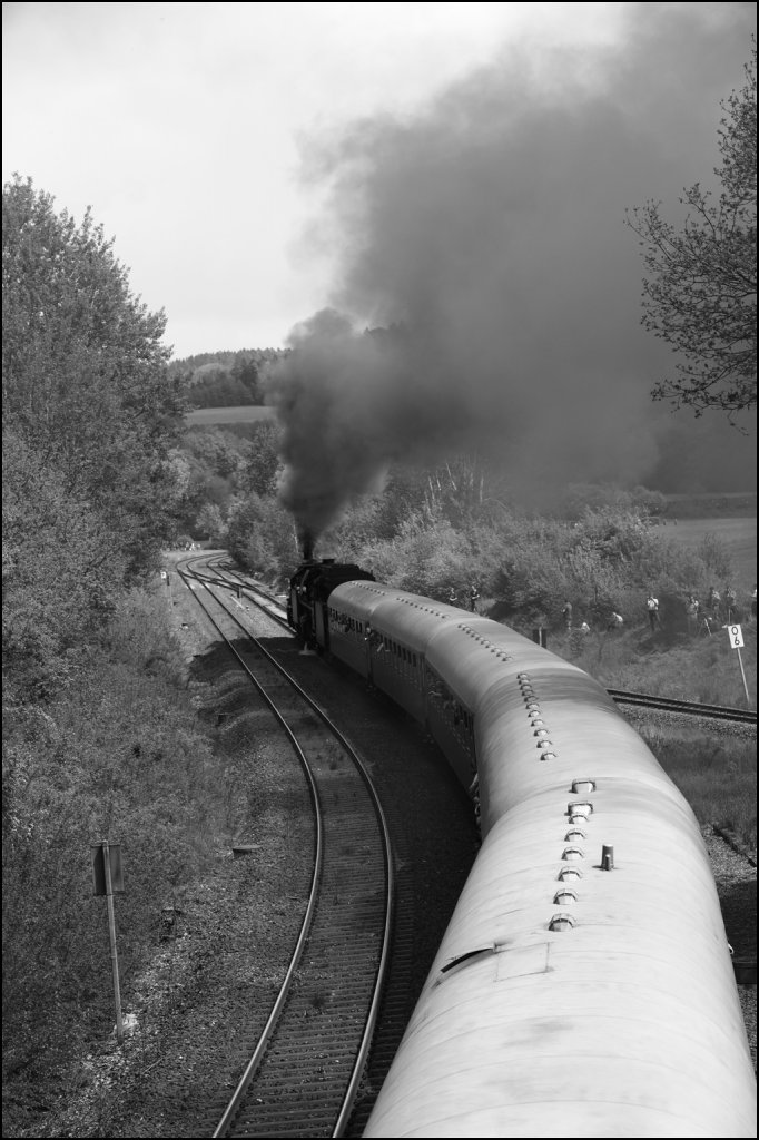 38 1301 und 01 533 verlassen Neuenmarkt-Wirsberg in Richtung Marktschorgast. Rechts zweigt die  Schlmer Kurve  zur Strecke nach Hof ab. (22.05.2010)