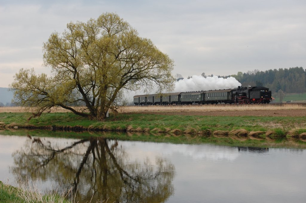 38 3101 mit Reisezug am 15.04.2011 bei Nabburg