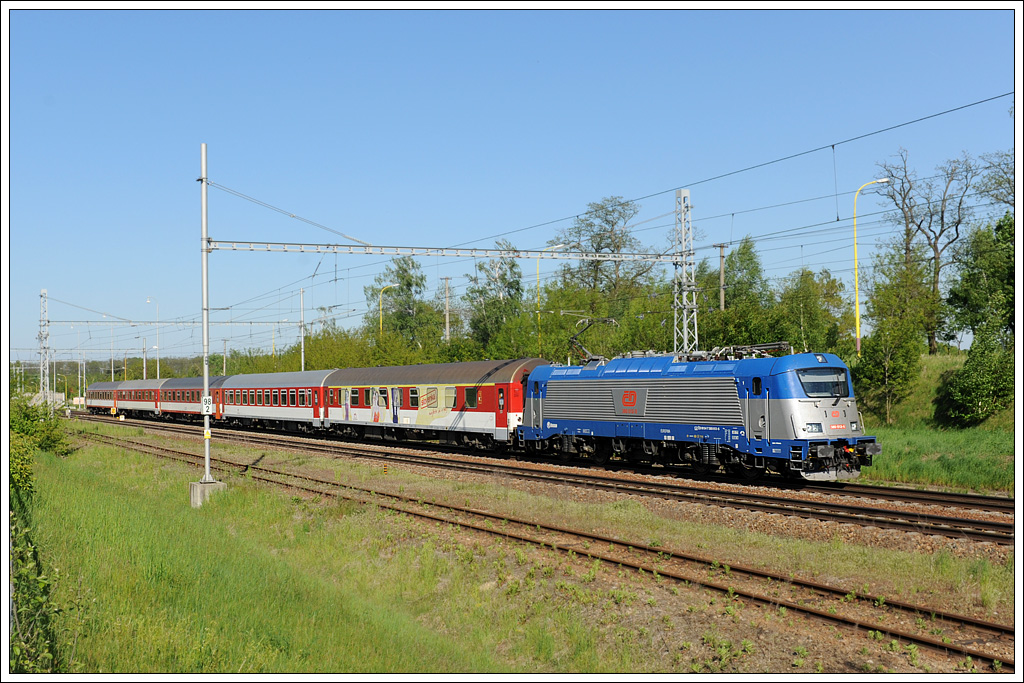  380 012 bespannte auf tschechischer Seite am 8.5.2011 den EC 137 (bis Bohumin als EC 110 verkehrend) von Warszawa Wschodnia nach Budapest-Keleti pu. Die Aufnahme entstand kurz vor der Durchfahrt in Mikulcice kurz vor Breclav. Diese Woche sollten mit der Lok der BR 380 umfangreiche Testfahrten vor IC/EC's in sterreich stattfinden. Die Lok wurde allerdings kurz nach der berstellung nach Wien vorigen Donnerstag von den sterr. Behrden auf Betreiben von Bombardier als Zahlungsgarantie fr ausstehende Zahlungen, welche ein jahrelanger Rechtsstreit voraus geht, beschlagnahmt.