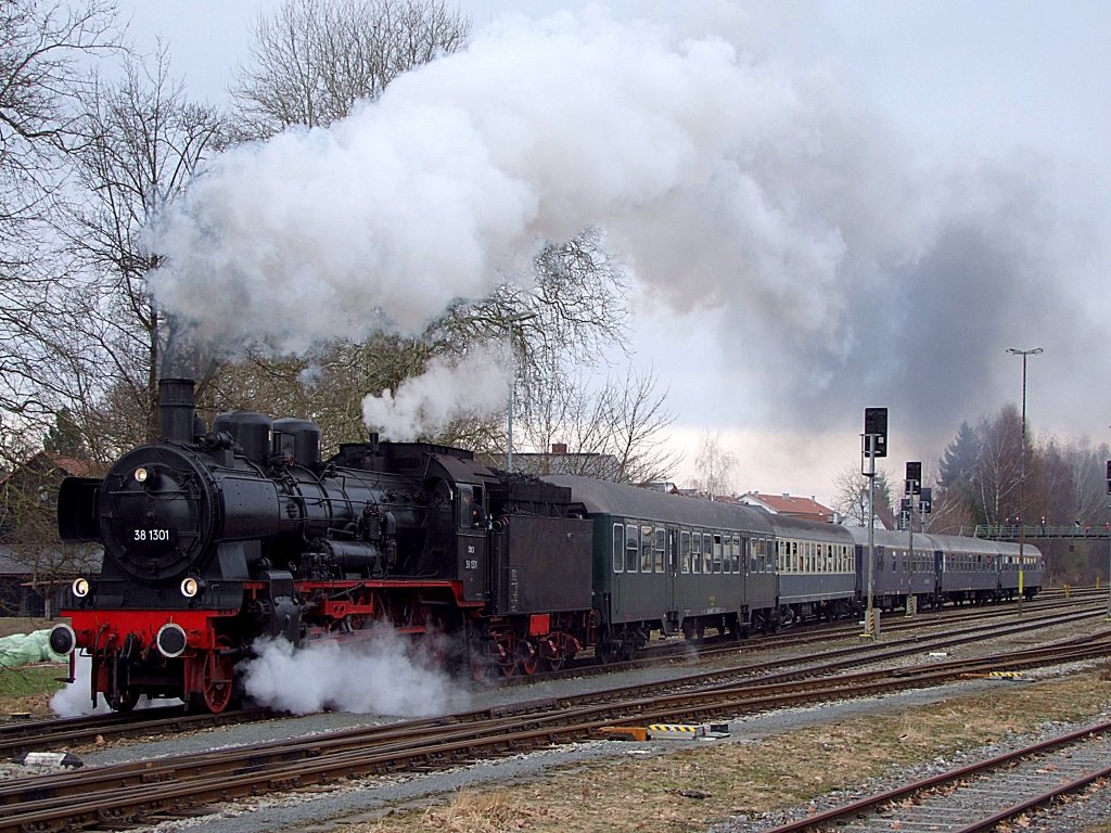 38.1301 schnaubt als R14316 Richtung Attnang;110313