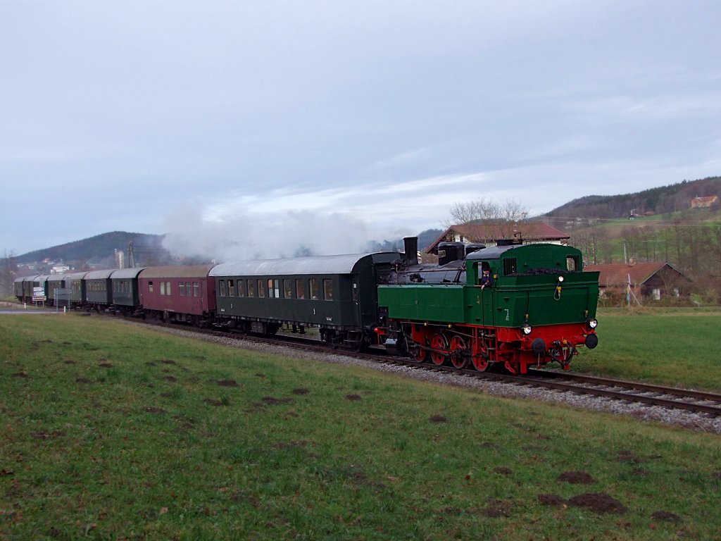 392.2530_WTK 4  quert am Weg nach Timelkam mit dem Nikolozug die Straenkreuzung der B143; 091206