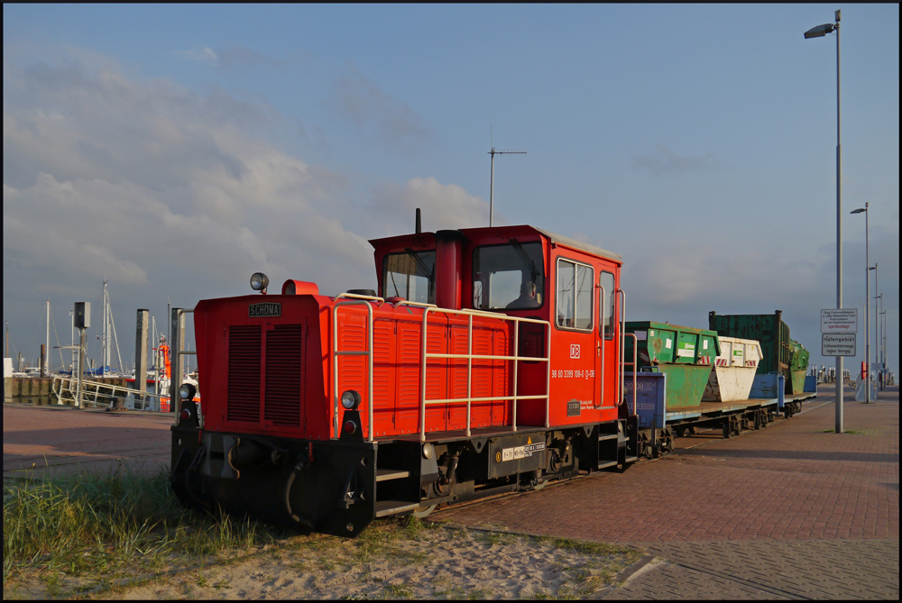 399 108-0 fhrt mit einem kleinen Mllzug von der Wangerooger Mlldeponie in den Hafen, damit der Mll ans Festland transportiert werden kann und nicht die Naturschutzgebiete belastet. (28.08.2012)