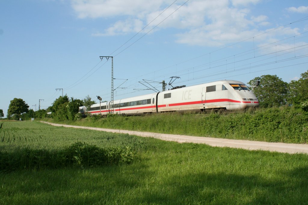 401 076-5 war am 06.06.13 als ICE 77 von Kiel nach Zrich unterwegs. Hier ist der Zug in der nrdlichen Einfahrt von Mllheim (Baden) zu sehen.