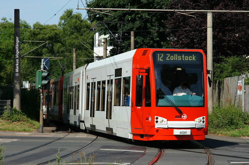 4011 auf der Kreuzung Neusser Strae/Wilhelm-Sollmann-Strae am 18.06.2013.