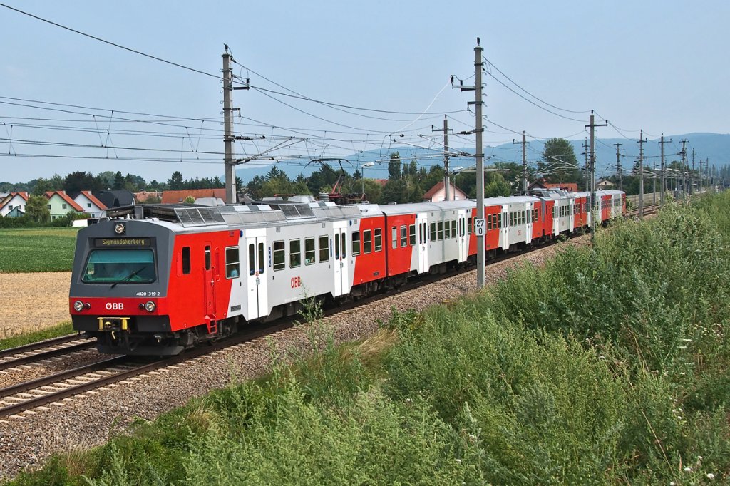 4020 319 mit R 2168 (Wien FJB - Sigmundsherberg), am 09.08.2013 bei Muckendorf-Wipfing.