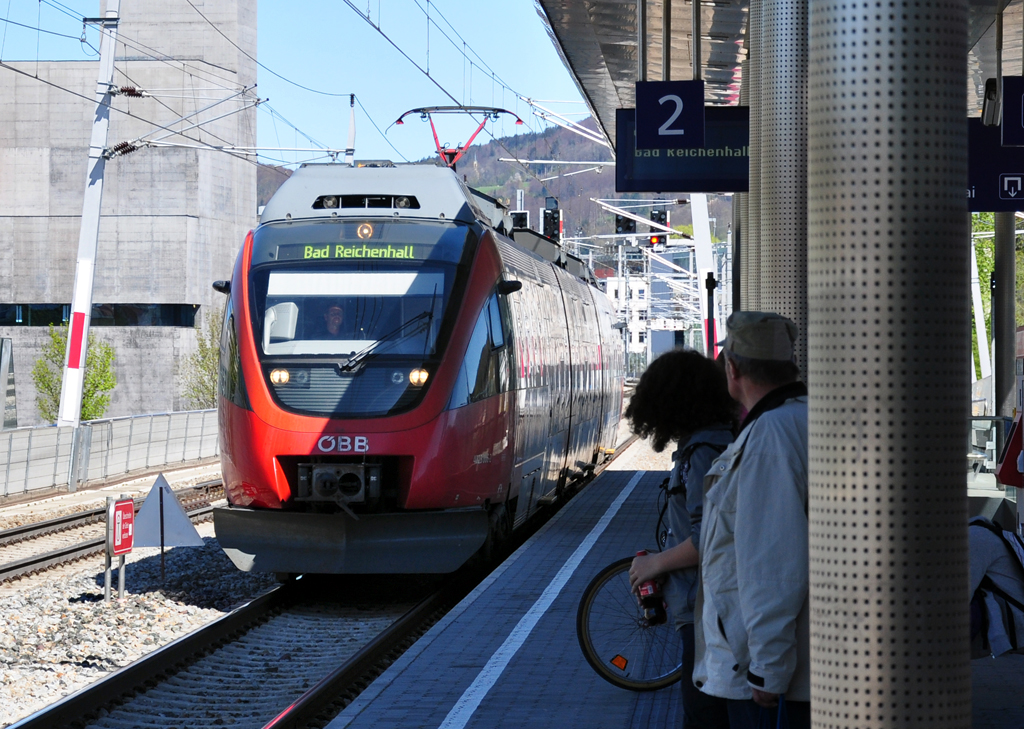 4023 006-2 OBB im Bf Salzburg-Altstadt nach Bad Reichenhall - 25.04.2012