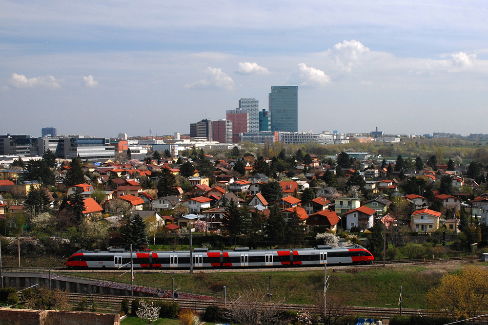 4024 102 hat als S6 Richtung Wiener Neustadt soeben Wien Meidling verlassen und fhrt vor der Kulisse des Wienerbergs Richtung Sden. Die Aufnahme entstand am 06.04.2008.